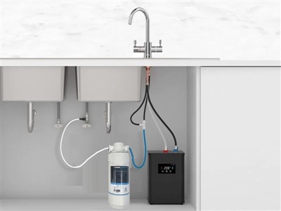 Sistem takojšnjega doziranja tople vode pod umivalnikom